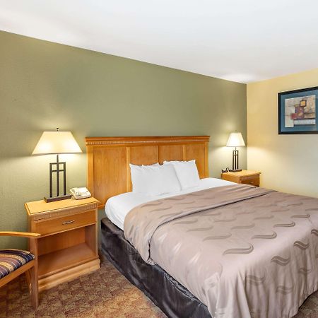 Rodeway Inn South Hutchinson Экстерьер фото