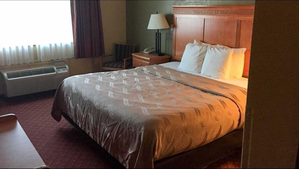 Rodeway Inn South Hutchinson Экстерьер фото