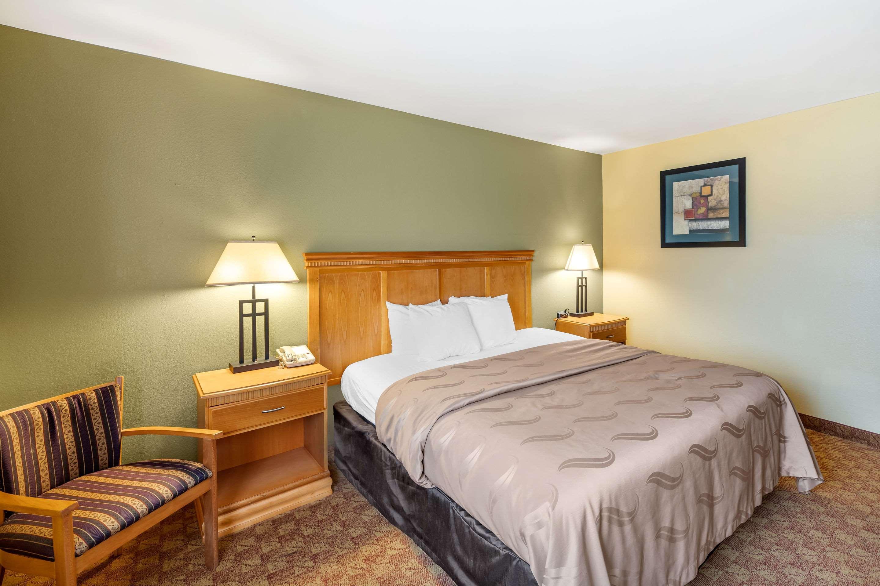 Rodeway Inn South Hutchinson Экстерьер фото