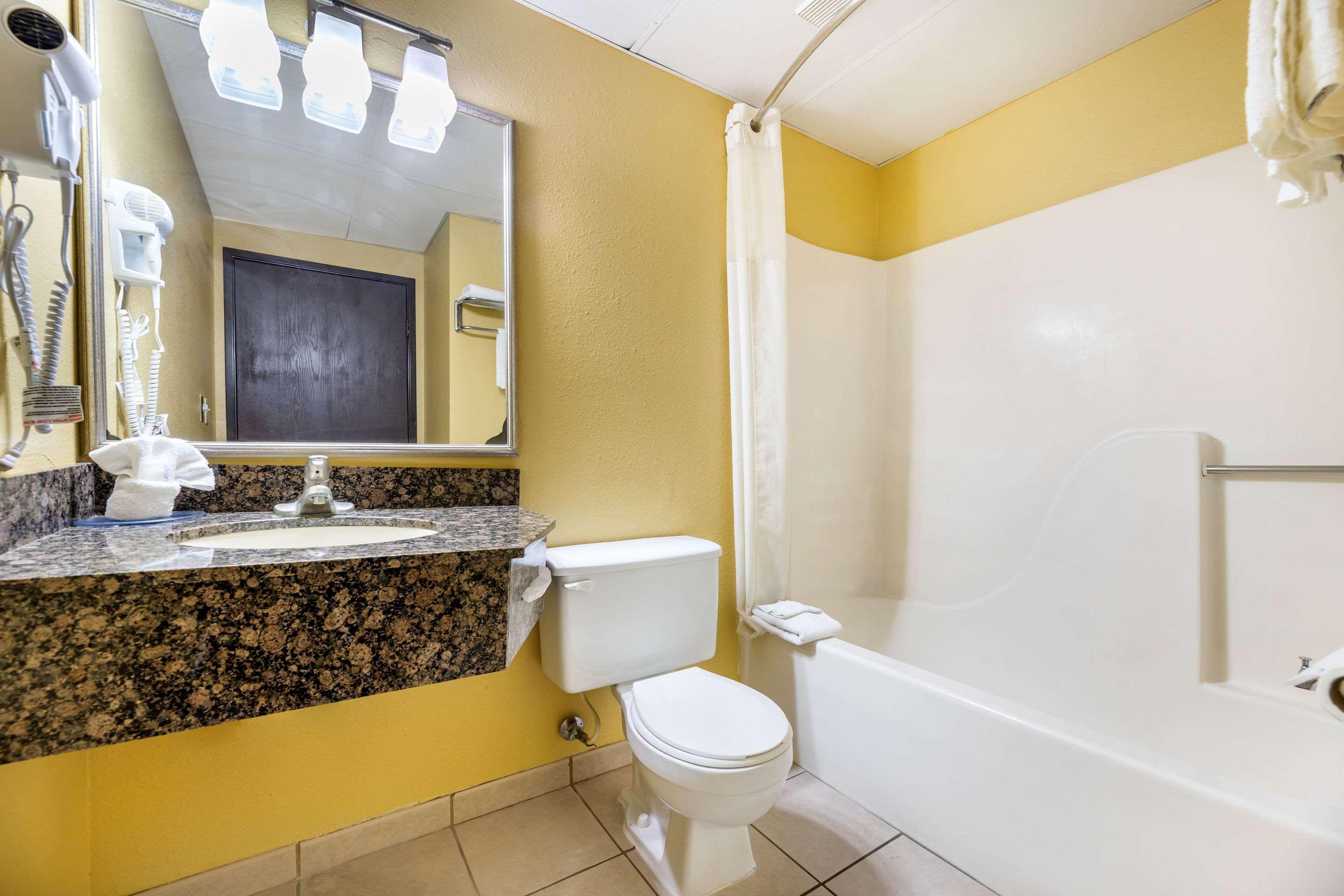 Rodeway Inn South Hutchinson Экстерьер фото