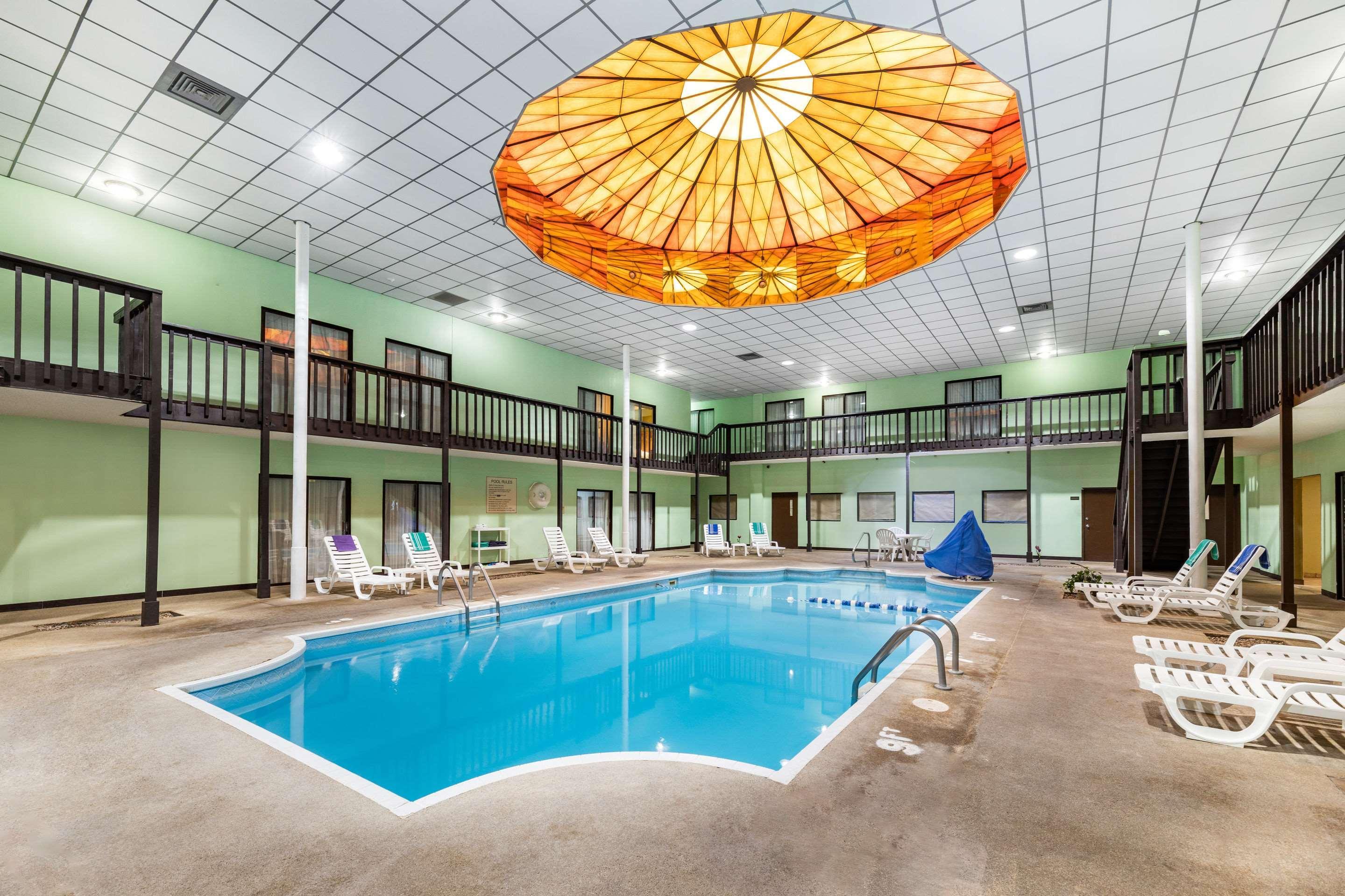 Rodeway Inn South Hutchinson Экстерьер фото