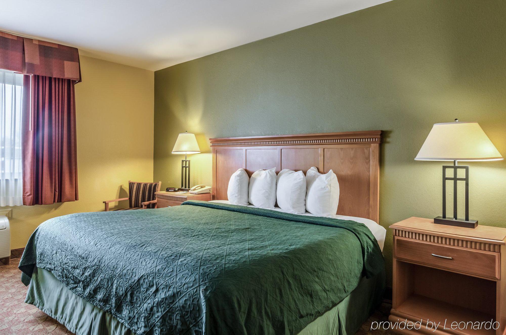 Rodeway Inn South Hutchinson Экстерьер фото