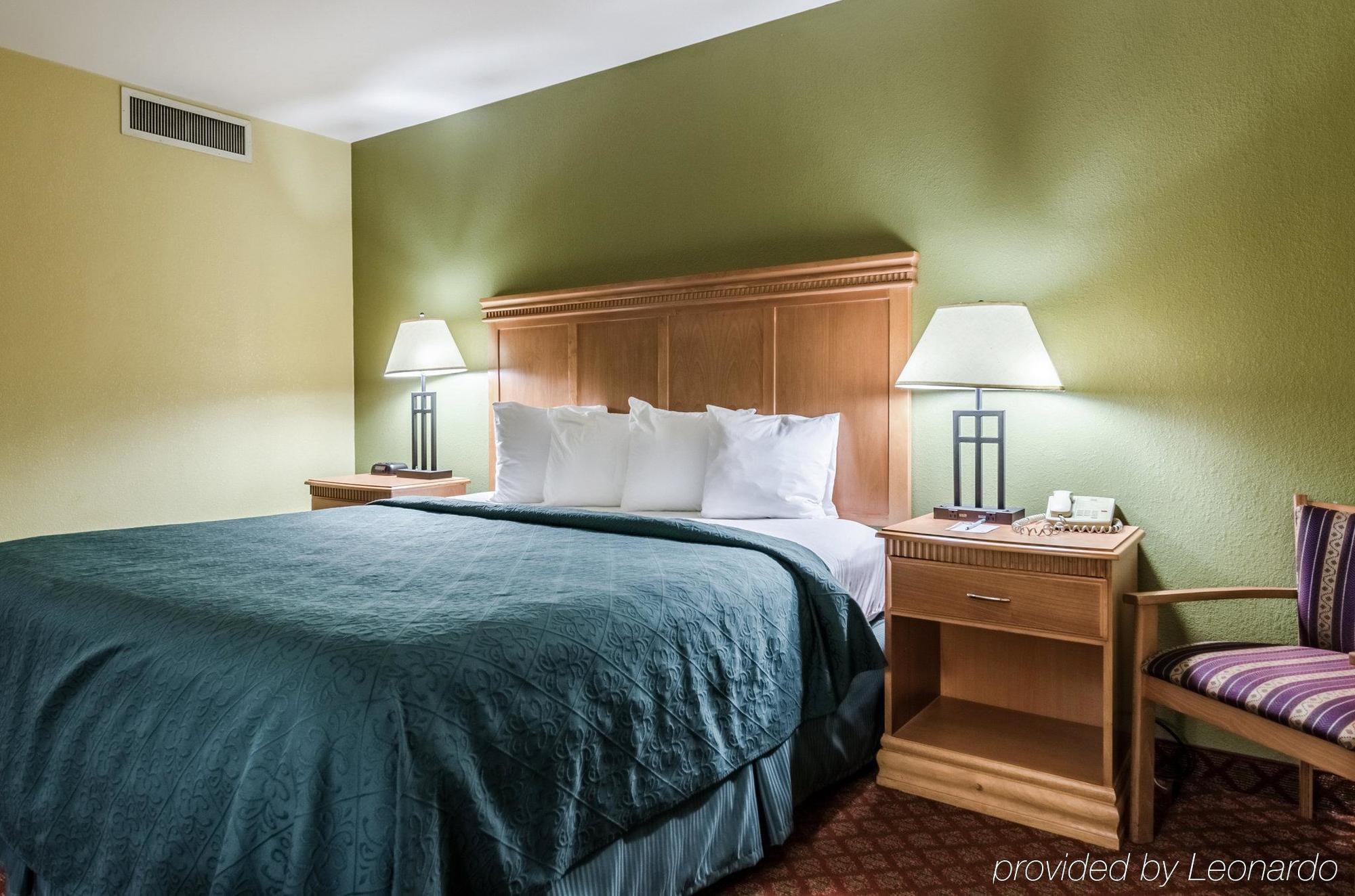 Rodeway Inn South Hutchinson Экстерьер фото