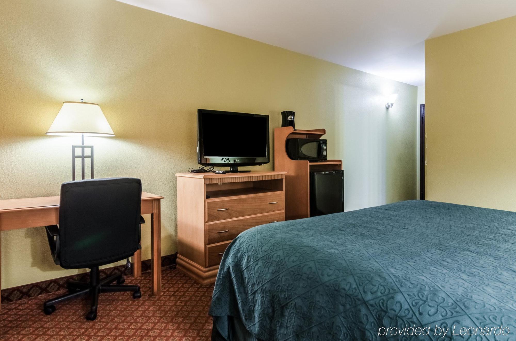 Rodeway Inn South Hutchinson Экстерьер фото