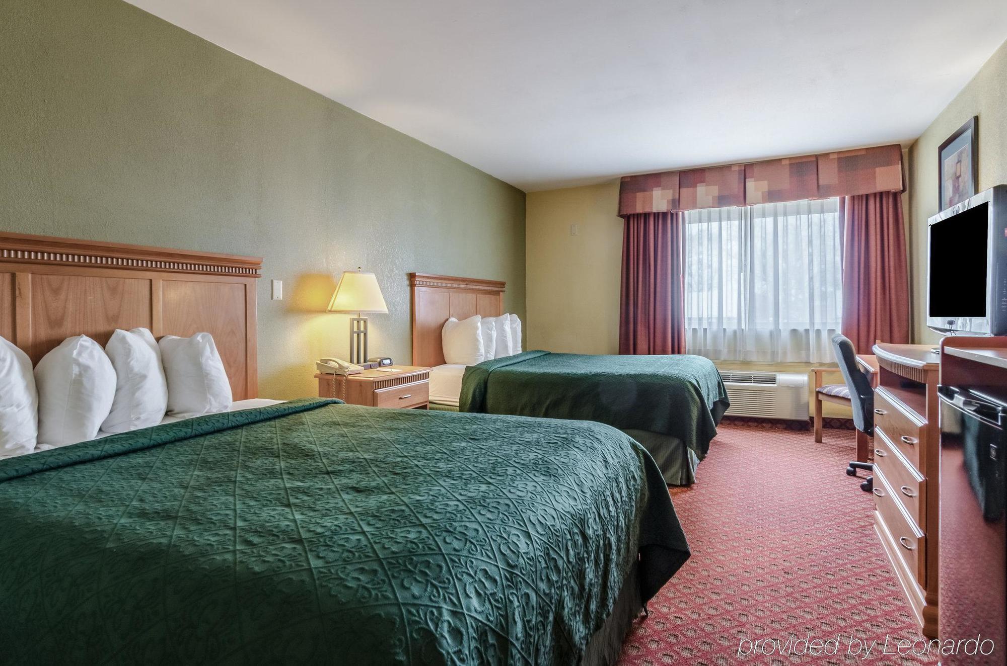 Rodeway Inn South Hutchinson Экстерьер фото