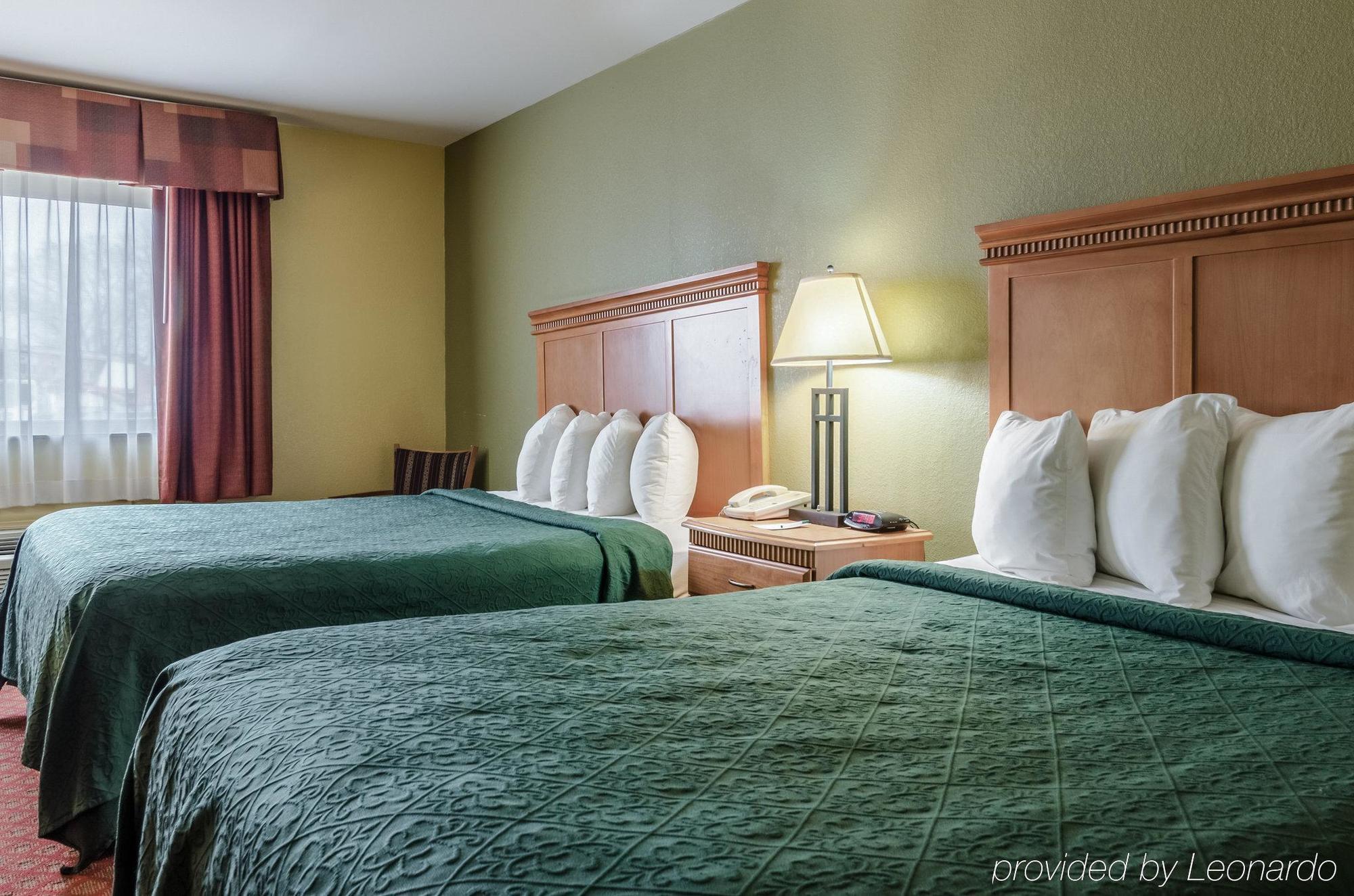 Rodeway Inn South Hutchinson Экстерьер фото