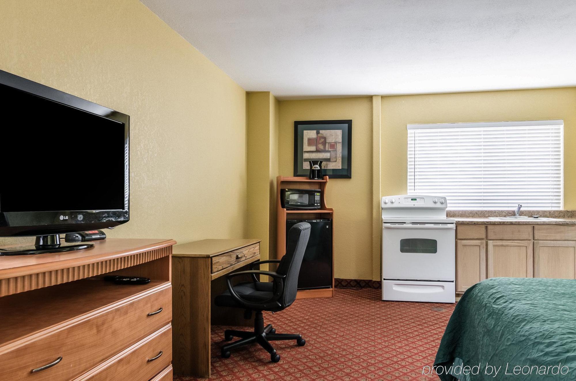 Rodeway Inn South Hutchinson Экстерьер фото