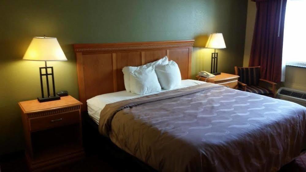 Rodeway Inn South Hutchinson Экстерьер фото