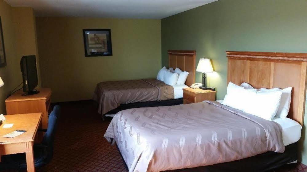 Rodeway Inn South Hutchinson Экстерьер фото