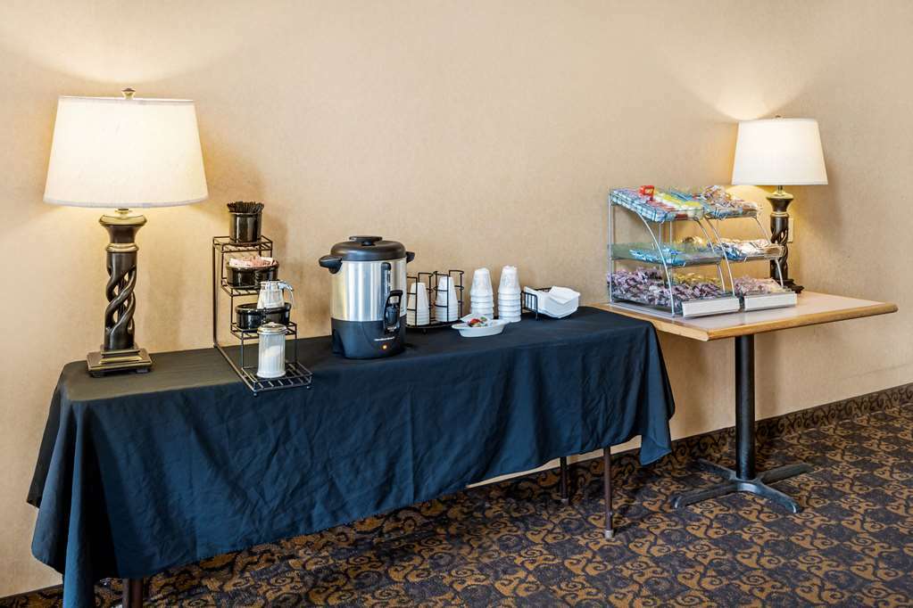Rodeway Inn South Hutchinson Ресторан фото